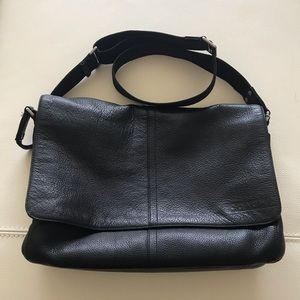 COACH Leather Messenger Bag 💼!